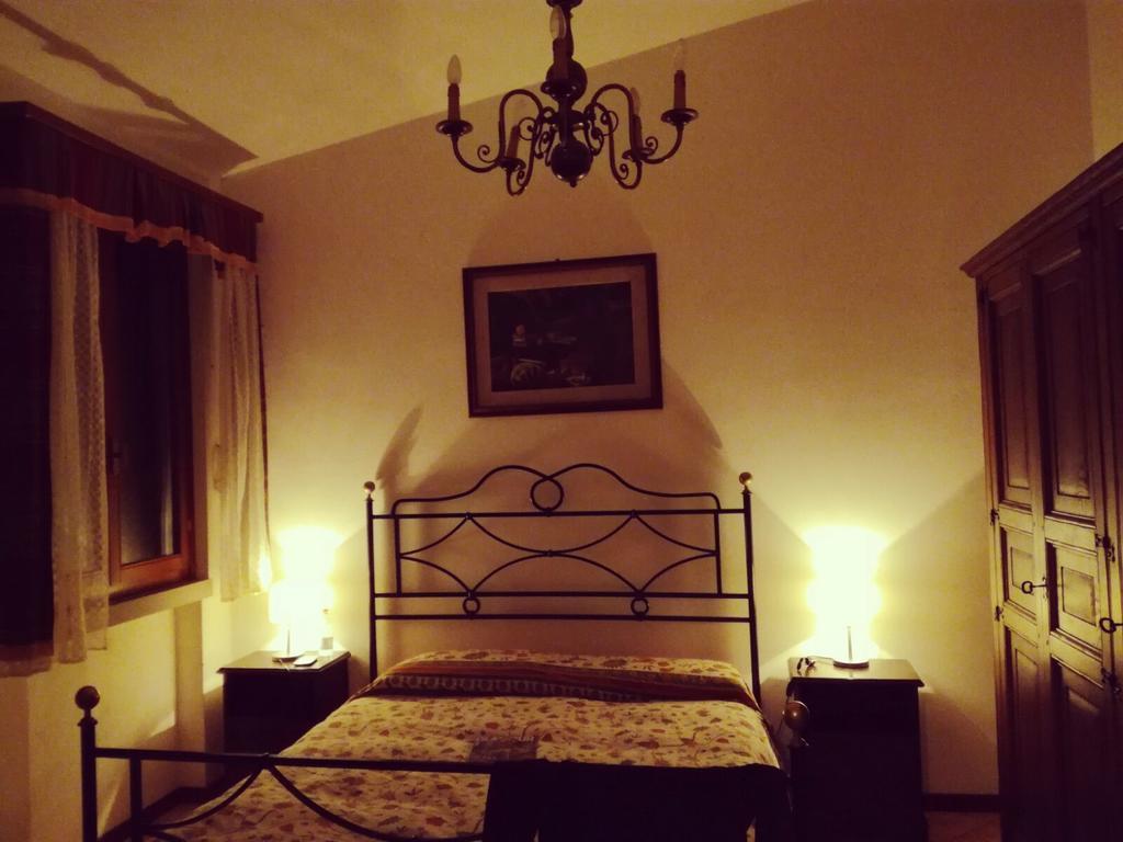 Podere"Sulle Soglie Del Bosco" Appartament And Rooms Пеша Екстериор снимка