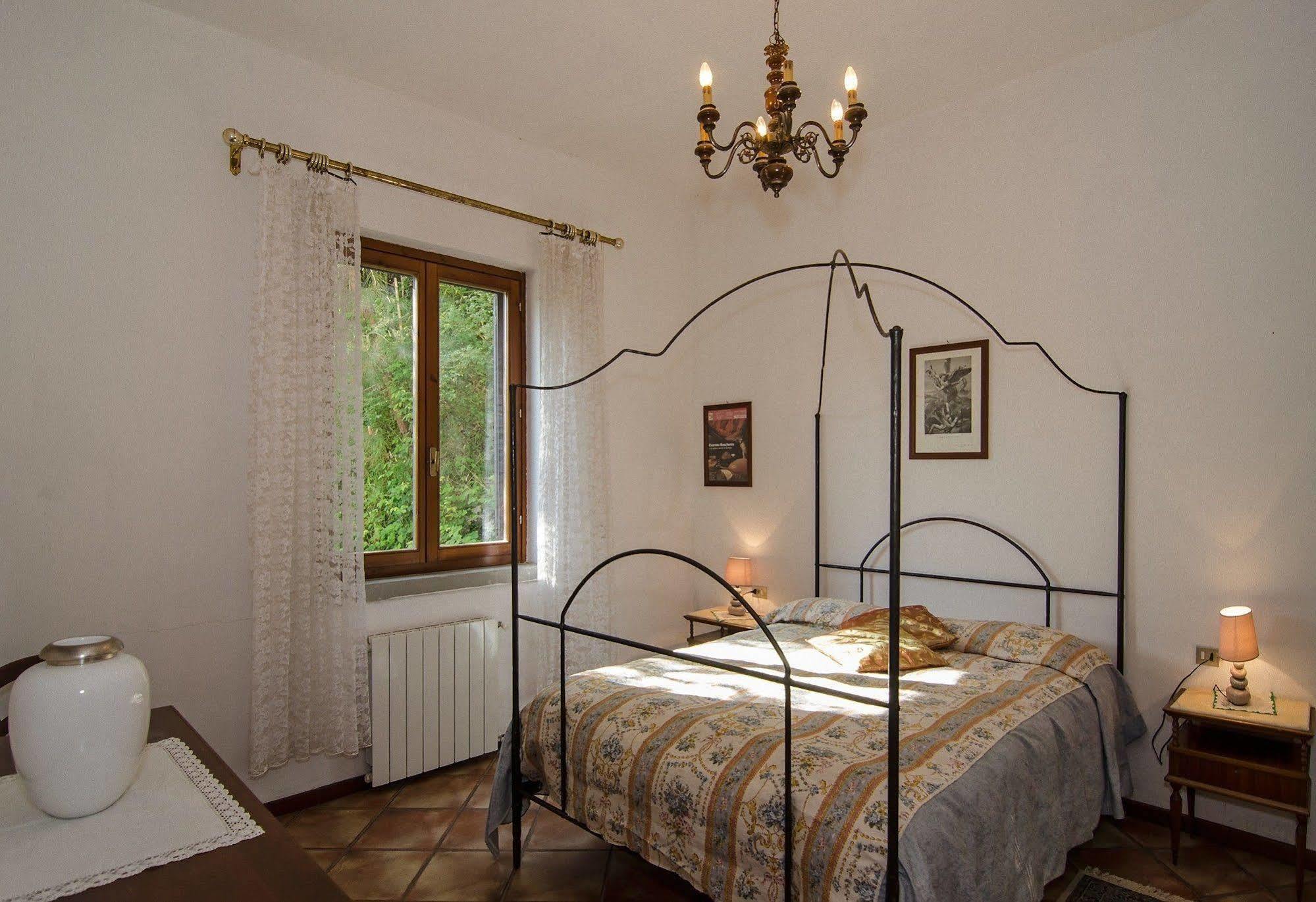 Podere"Sulle Soglie Del Bosco" Appartament And Rooms Пеша Екстериор снимка