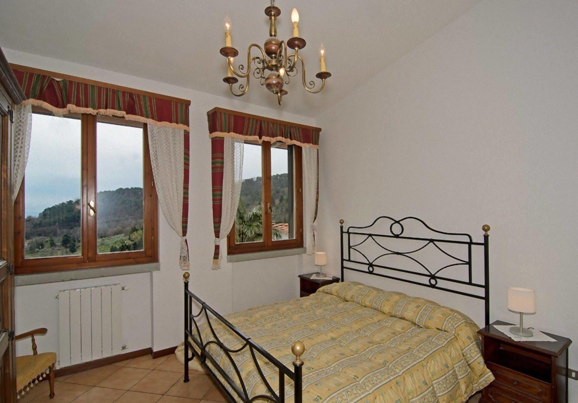 Podere"Sulle Soglie Del Bosco" Appartament And Rooms Пеша Екстериор снимка